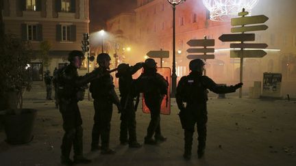 Des gendarmes français lors d'affrontements avec des manifestants à Ajaccio, en Corse, après une manifestation de soutien à Yvan Colonna, agressé par un codétenu à la prison d'Arles, le 9 mars 2022.&nbsp; (PASCAL POCHARD-CASABIANCA / AFP)