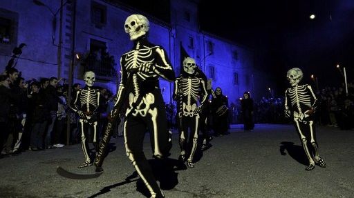 Des danseurs r&eacute;alisent une "danse de la mort" lors de la Semaine sainte &agrave; Verges (Espagne), le 5 avril 2012. (LLUIS GENE / AFP)