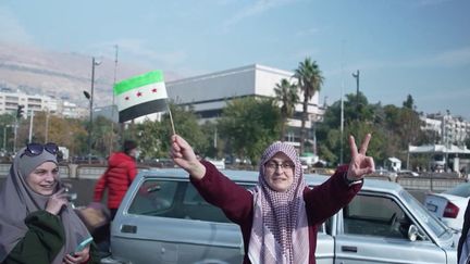 Le régime dynastique en place depuis plus de cinquante ans a pris fin dimanche après l'offensive éclair des rebelles islamistes du HTS. Le nouveau drapeau du pays s'affiche déjà partout.