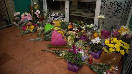 Des gerbes de fleurs déposée devant une mosquée à Kilbirnie (Nouvelle-Zélande), le 15 mars 2019. (MARTY MELVILLE / AFP)