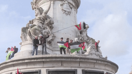 Plusieurs milliers de manifestants pro-palestiniens étaient rassemblés, dimanche 22 octobre dans l’après-midi, à Paris, pour appeler à un cesser le feu immédiat et à l’arrêt des opérations militaires d’Israël à Gaza. (franceinfo)