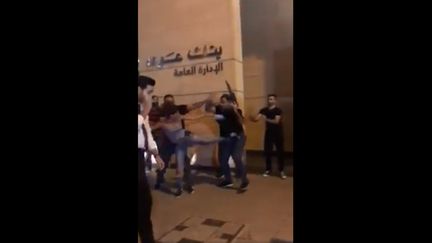 Vidéo postée sur Facebook montrant le coup de pied donné par une manifestante à un garde armé, jeudi 17 octobre à Beyrouth (Liban). (CAPTURE D'ECRAN FACEBOOK)