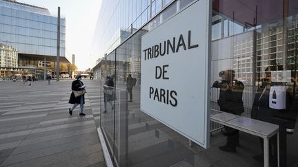 Des personnes arrivent à l'entrée principale du tribunal judiciaire&nbsp;de Paris, le 22 mars 2022. (EMMANUEL DUNAND / AFP)