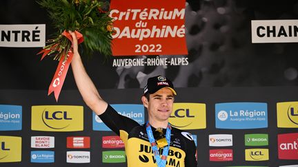 Wout van Aert sur le podium après sa victoire lors de la cinquième étape du Critérium du Dauphiné, le 9 juin 2022 à Chaintre. (MARCO BERTORELLO / AFP)