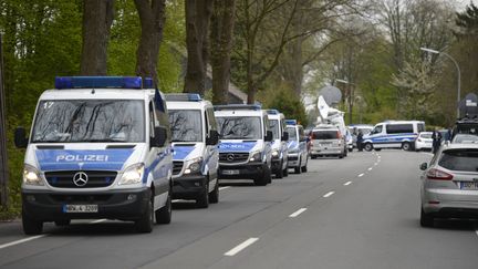 La police allemande mène des investigations sur les lieux de l'explosion d'un bus, le 12 avril 2017. (SASCHA SCHUERMANN / AFP)