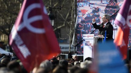 Jean-Luc Mélenchon prononce un discours, le 20 mars 2022 à Paris. (CHRISTOPHE ARCHAMBAULT / AFP)