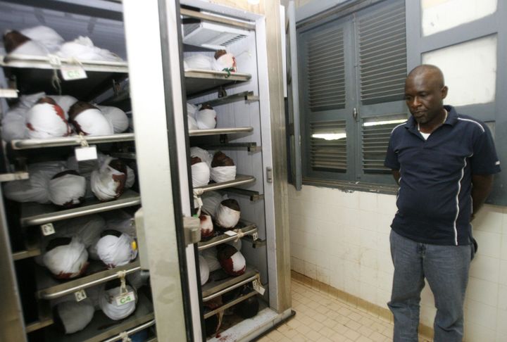 Le 28 septembre 2009, les corps des victimes affluent à la morgue de Conakry. Certains seront ensuite enlevés par des militaires et enterrés dans des fosses communes. (Photo Reuters)