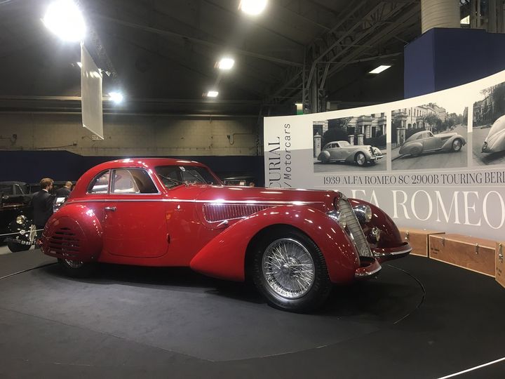 L'Alfa Romeo 8C de 1939, vendue près de 17 millions d'euros, le bijou de la vente Artcurial. (SERGE MARTIN FRANCE INFO)