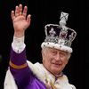 Le roi Charles III salue la foule depuis le balcon du palais de Buckingham, à Londres (Royaume-Uni), le 6 mai 2023. (STEFAN ROUSSEAU / AFP)