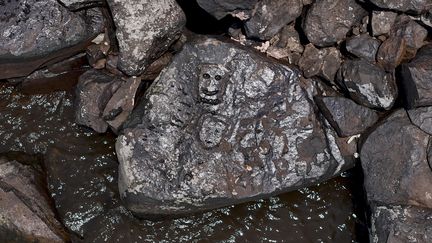 En Amazonie, où sévit un épisode d'extrême sécheresse, le niveau de plusieurs cours d'eau a laissé apparaître des roches ornées de gravures qui pourraient dater de plus de 2 000 ans, dans le Rio Negro, près de Manaus, au Brésil, le 21 octobre 2023. (MICHAEL DANTAS / AFP)