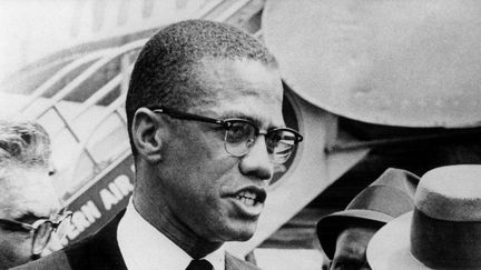 Malcolm X arrive à l'aéroport de Washington DC, aux Etats-Unis, le 9 mai 1963. (UPI-AFP ARCHIVES)