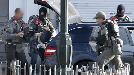 Une fusillade a éclaté dans un quartier de Bruxelles, le 15 mars 2016, lors d'une perquisition menée par la police belge dans le cadre de l'enquête sur les attentats de Paris. (FRANCOIS LENOIR / REUTERS)