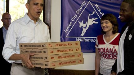 Le pr&eacute;sident am&eacute;ricain Barack Obama apporte des pizzas &agrave; son QG de campagne de Williamsburg (Virginie), le 14 octobre 2012. (CAROLYN KASTER / AP / SIPA)