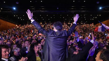 François Fillon salue la foule lors de son meeting à Besançon (Doubs), le 9 mars 2017. (SEBASTIEN BOZON / AFP)