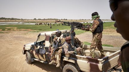 Des soldats patrouillent à Djenne, dans le centre du Mali, fin février 2020. (MICHELE CATTANI / AFP)