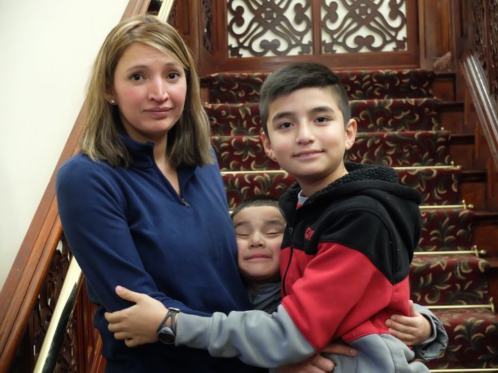 Brenda Barrios, avec ses deux fils, Francarlo et Kevin, mardi 17 janvier 2017, à Hyattsville (Maryland), aux Etats-Unis.&nbsp; (MARIE-ADELAIDE SCIGACZ / FRANCEINFO)