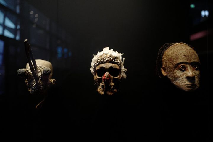 Masques etniques exposés parmi les 300 000 oeuvres que recèle le musée du Quai Branly à Paris. (LUDOVIC MARIN / AFP)