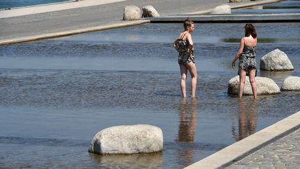 Des femmes se rafra&icirc;chissent &agrave; Lyon (Rh&ocirc;ne), le 7 ao&ucirc;t 2015. (PHILIPPE DESMAZES / AFP)