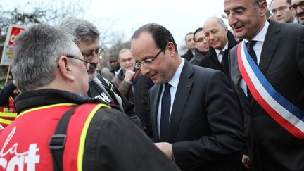 Fran&ccedil;ois Hollande s'entretient avec le repr&eacute;sentant syndical de Petroplus Petit-Couronne Yvon Scornet, le 5 janvier 2013 &agrave; Val-de-Reuil (Eure). (CHARLY TRIBALLEAU / AFP)