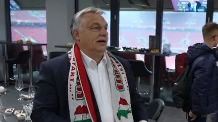 Le Premier ministre hongrois, Viktor Orban, est apparu avec une écharpe de supporter qui arborait les contours de la "Grande Hongrie"lors du&nbsp;match de football amical entre la Hongrie et la Grèce,, lundi 20 novembre. (CAPTURE ECRAN INSTAGRAM)