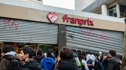 Des lycéens pillent un Franprix, le 25 mars 2016 à Paris.&nbsp; (MAXPPP)