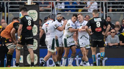 La joie des Palois après leur exploit à La Rochelle (21-38), le 29 octobre 2022, pour le compte de la 9e journée de Top 14. (XAVIER LEOTY / AFP)