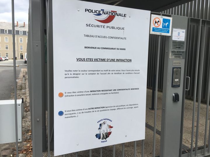 Le tableau d'accueil confidentialité affiché à l'entrée du commissariat du Mans. (DAVID DI GIACOMO / FRANCEINFO)