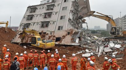 Chine : les sauveteurs fouillent la montagne de boue et de terre 48 heures après l'éboulement meurtrier