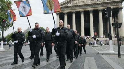 Des membres des Jeunesses nationalistes r&eacute;volutionnaires lors d'une manifestation contre la mondialisation, le 8 mai 2011, &agrave; Paris. (JACQUES DEMARTHON / AFP)