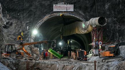 Le 22 novembre 2023, les sauveteurs indiens ont foré deux tiers du chemin à travers les débris, vers 41 travailleurs coincés dans un tunnel routier effondré. (ARUN SANKAR / AFP)