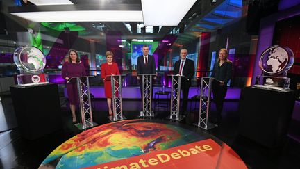 Absents du débat sur l'urgence climatique organisé par Channel 4, Boris Johnson et Nigel Farage ont été remplacés par des blocs de glace, à Londres, le 28 novembre 2019.&nbsp; (KIRSTY O'CONNOR / POOL / AFP)