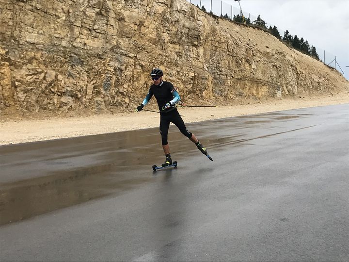 Quentin Fillon-Maillet au stade nordique des Tuffes à Prémanon (Jura), le 2 octobre 2020. (JÉRÔME VAL / FRANCE-INFO)