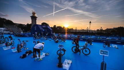 The transition area on the Alexandre-III bridge, during the triathlon test event in Paris, August 17, 2023. (GERMAIN HAZARD / ROYAL SPARK / DPPI / AFP)