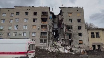 Les combats font rage dans le Donbass, qui est toujours sous un déluge de bombes. Le journaliste Luc Lacroix, envoyé spécial à Severodonetsk (Ukraine), a fait le point sur la situation, vendredi 27 mai. (franceinfo)