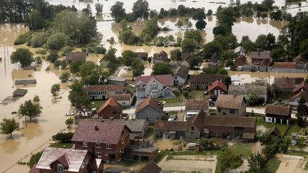 Une vue a&eacute;rienne des inondations dans la ville d'Orasje (Bosnie), le 18 mai 2014. (DADO RUVIC / REUTERS)