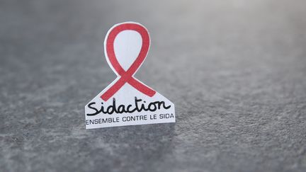 Le ruban rouge, symbole du Sidaction. Les dons peuvent être effectués jusqu'au 12 avril 2017.&nbsp; (MAXPPP)