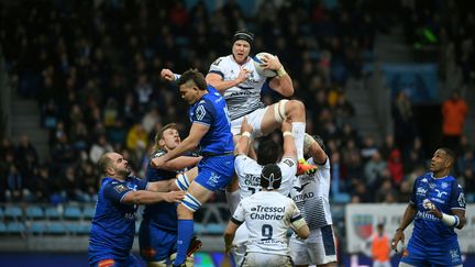 Le&nbsp;deuxième ligne montpelliérain&nbsp;Nico Janse van Rensburg s'empare du ballon lors d'un match de Top 14 à Castres (Tarn), le 5 mars 2022. (FRED SCHEIBER / AFP)