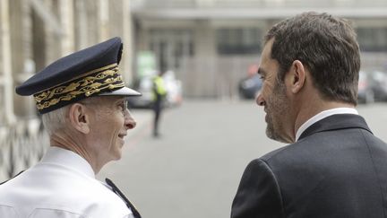 Didier Lallement et le ministre de l'Intérieur, Christophe Castaner, le 23 mars 2020, à Paris. (GEOFFROY VAN DER HASSELT / AFP)