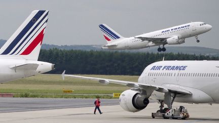 Des avions d'Air france sur l'aéroport de Roissy-Charles de Gaulle (Val-d'Oise). (JOEL SAGET / AFP)