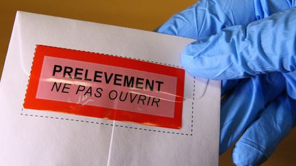 Depuis 2003, le Fneag autorise les prélèvements ADN des personnes mises en cause dans la plupart des affaires délictuelles ou criminelles. (MAXPPP)