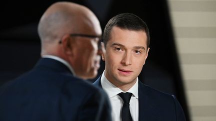 Jordan Bardella et Eric Ciotti, sur le plateau de France 2, lors d'un débat politique le 2 février 2023. (EMMANUEL DUNAND / AFP)