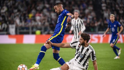 Hakim Ziyech face à Manuel Locatelli lors du match entre la Juventus et Chelsea, le 29 septembre (MARCO BERTORELLO / AFP)