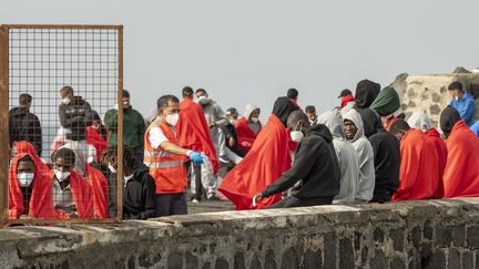 Des migrants, secourus au large des Iles Canaries, le 9 avril 2023, à Arrecife (Espagne). (ADRIEL PERDOMO / EFE / MAXPPP)