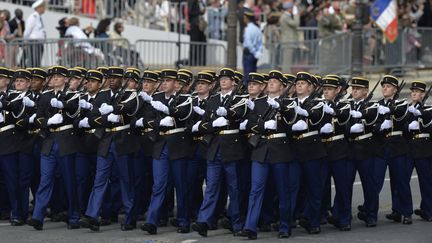 Des gendarmes d&eacute;filent sur les Champs-Elys&eacute;es, &agrave; Paris, le 14 juillet 2014. (MIGUEL MEDINA / AFP)