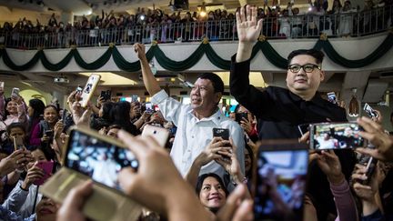 Des sosies de Rodrigo Duterte et de Kim Jong-Un posent lors d'une messe à Hong Kong, le 3 février 2019. (ISAAC LAWRENCE / AFP)