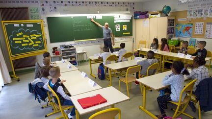 Une classe de l'école primaire Pierre Mendès France à Clermont-Ferrand (Puy-de-Dôme), le 4 septembre 2017.&nbsp; (THIERRY ZOCCOLAN / AFP)