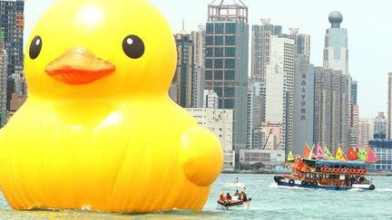 Le canard gonflable de Florentijn Hofman dans le port de Hong Kong, le 2 mai 2013.
 (Eyepress News)