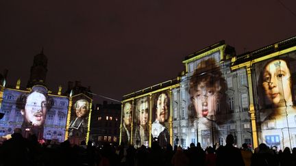 La place des Terreaux est investie par de nombreux portraits issus des collections du musée des Beaux-Arts de Lyon. (MURIEL CHAULET)