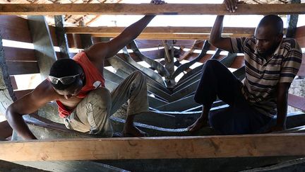 pour les constructeurs de bateaux de trouver du bois. J'espère que ce projet permettra à l'ancien savoir-faire de la construction navale de perdurer, en remplaçant le bois toujours rare par du plastique», a-t-il déclaré à Reuters. (Siegfried Modola / REUTERS)