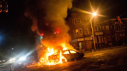 Plusieurs supermarch&eacute;s ont &eacute;t&eacute; pill&eacute;s et incendi&eacute;s, tout comme des voitures, y compris de la police, lundi 27 avril 2015.&nbsp; (ANDREW BURTON / GETTY IMAGES NORTH AMERICA / REUTERS)